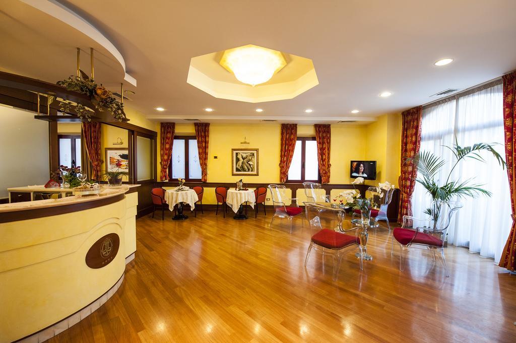Hotel Regent - In Pieno Centro San Benedetto del Tronto Kültér fotó