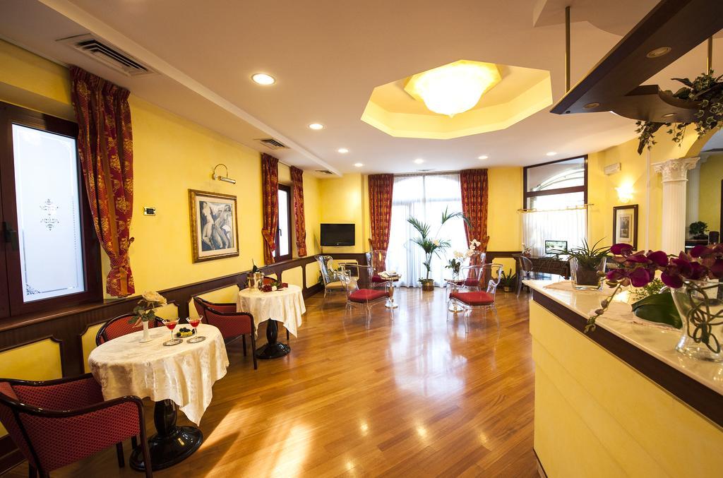 Hotel Regent - In Pieno Centro San Benedetto del Tronto Kültér fotó