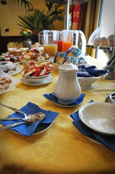 Hotel Regent - In Pieno Centro San Benedetto del Tronto Kültér fotó