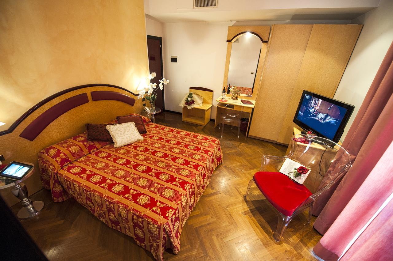 Hotel Regent - In Pieno Centro San Benedetto del Tronto Kültér fotó