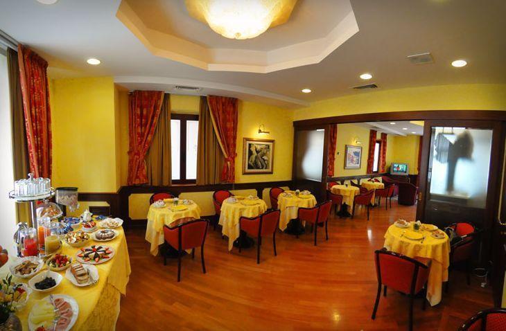 Hotel Regent - In Pieno Centro San Benedetto del Tronto Kültér fotó