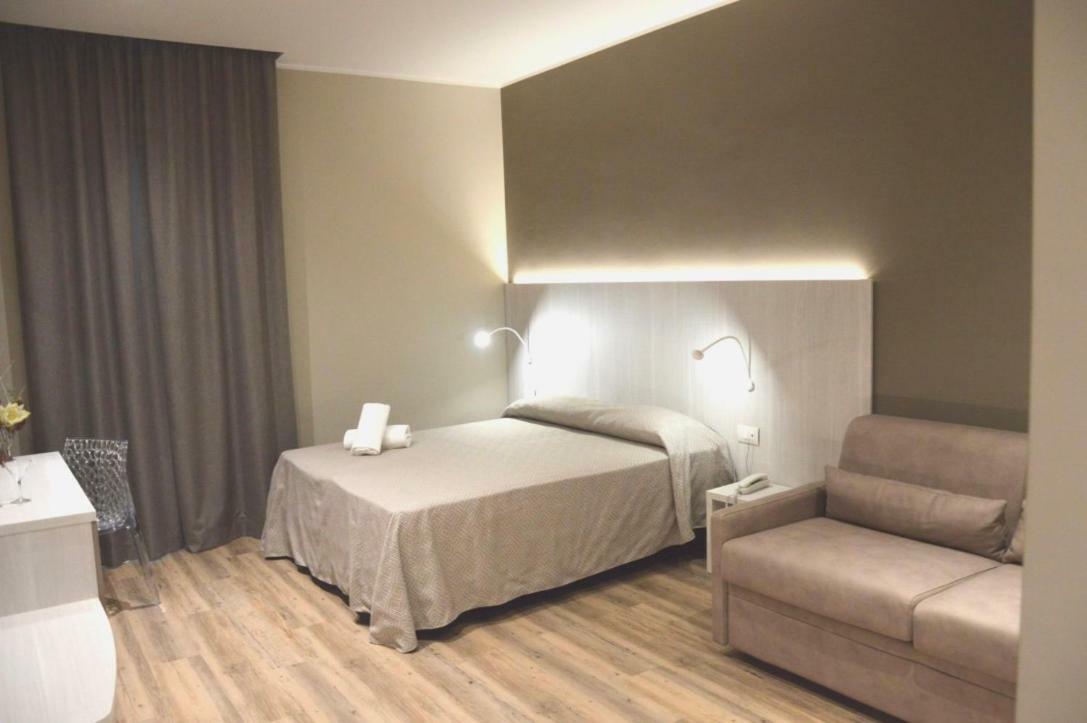 Hotel Regent - In Pieno Centro San Benedetto del Tronto Kültér fotó