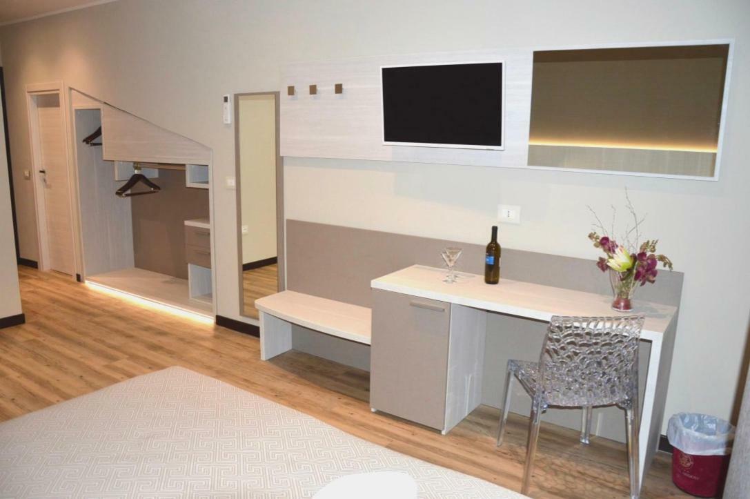 Hotel Regent - In Pieno Centro San Benedetto del Tronto Kültér fotó