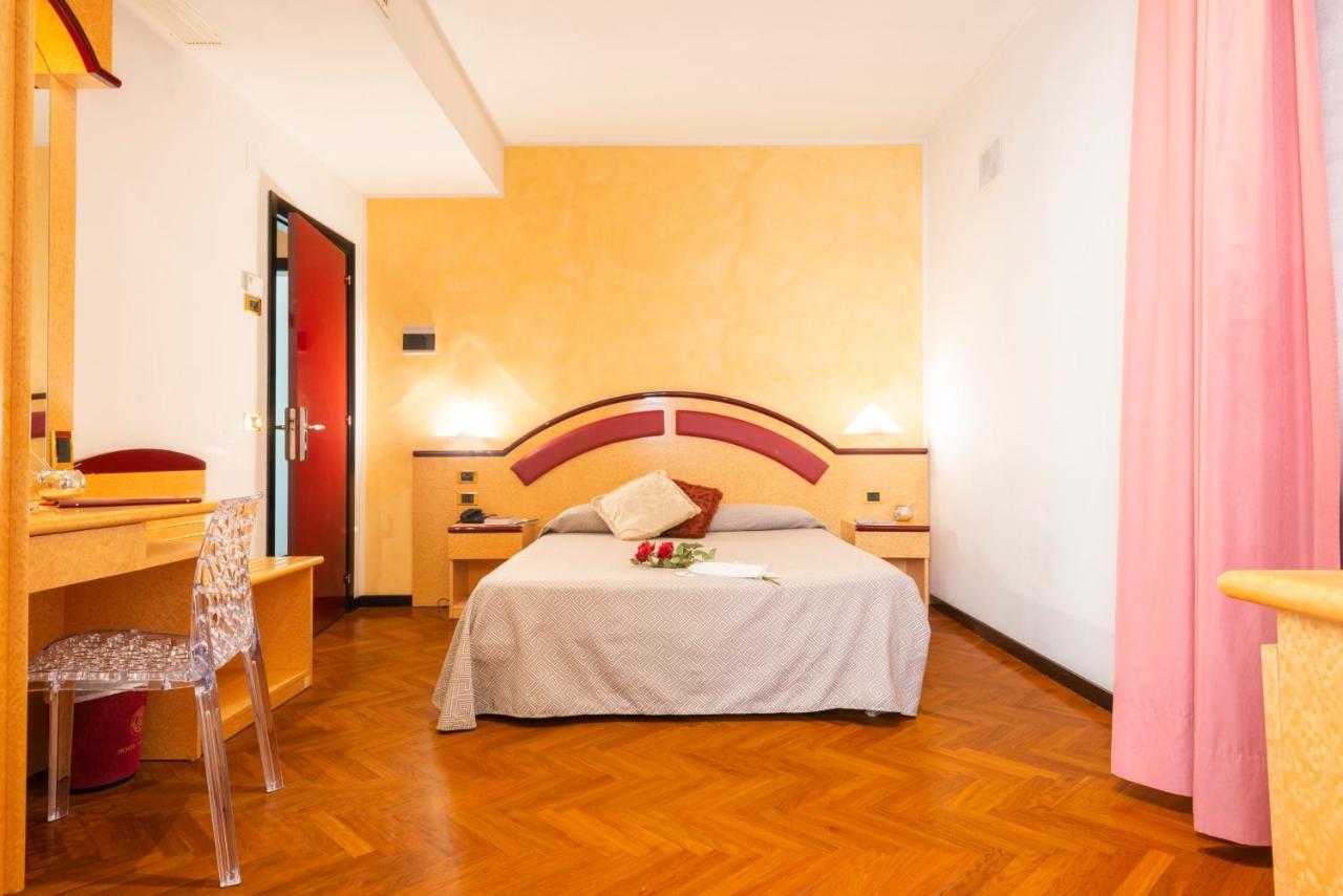 Hotel Regent - In Pieno Centro San Benedetto del Tronto Kültér fotó