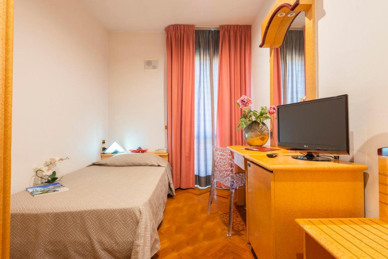 Hotel Regent - In Pieno Centro San Benedetto del Tronto Kültér fotó