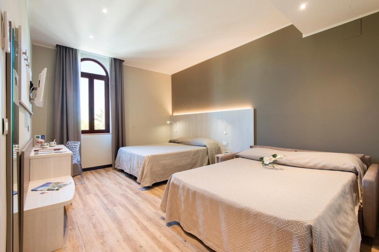 Hotel Regent - In Pieno Centro San Benedetto del Tronto Kültér fotó