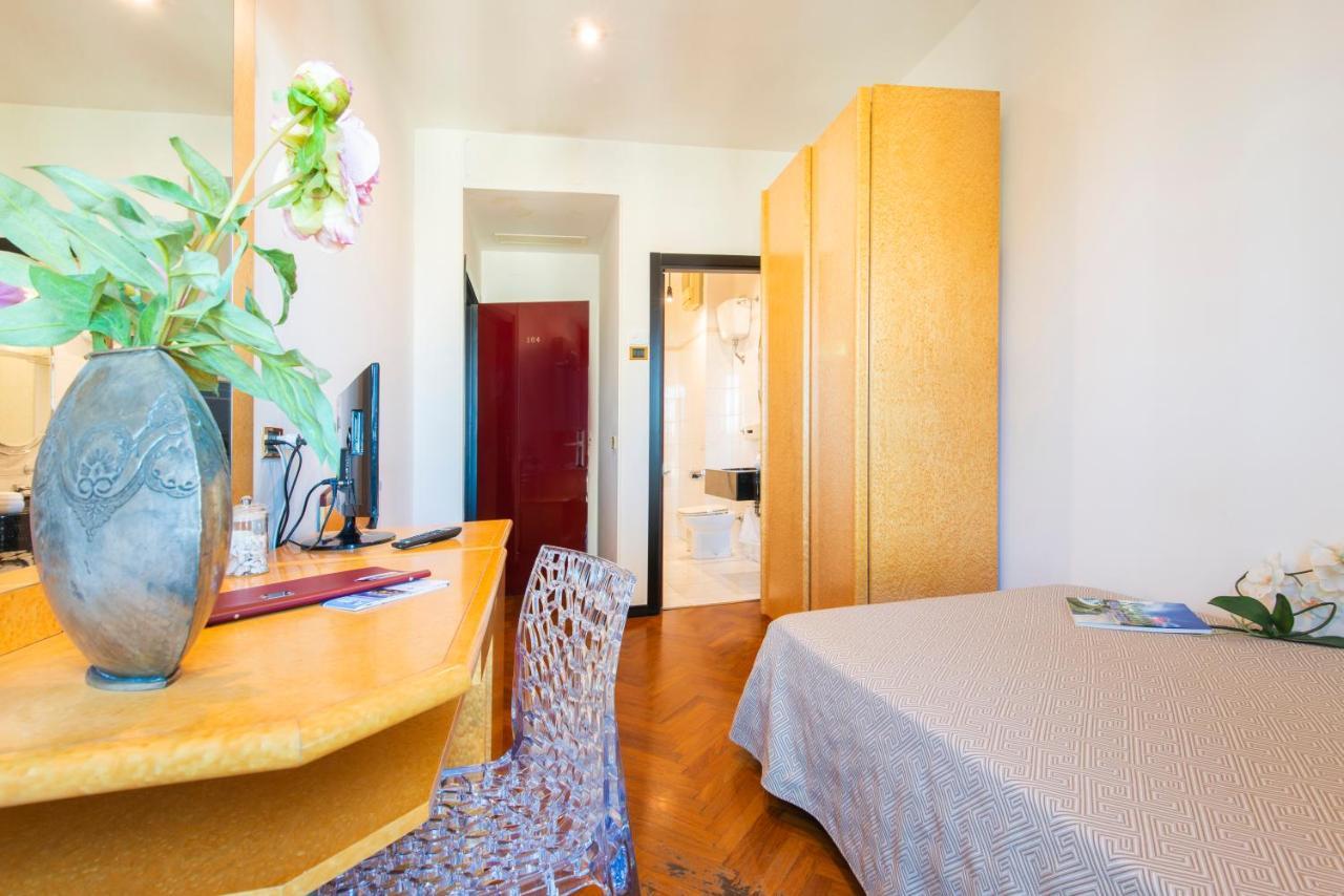 Hotel Regent - In Pieno Centro San Benedetto del Tronto Kültér fotó