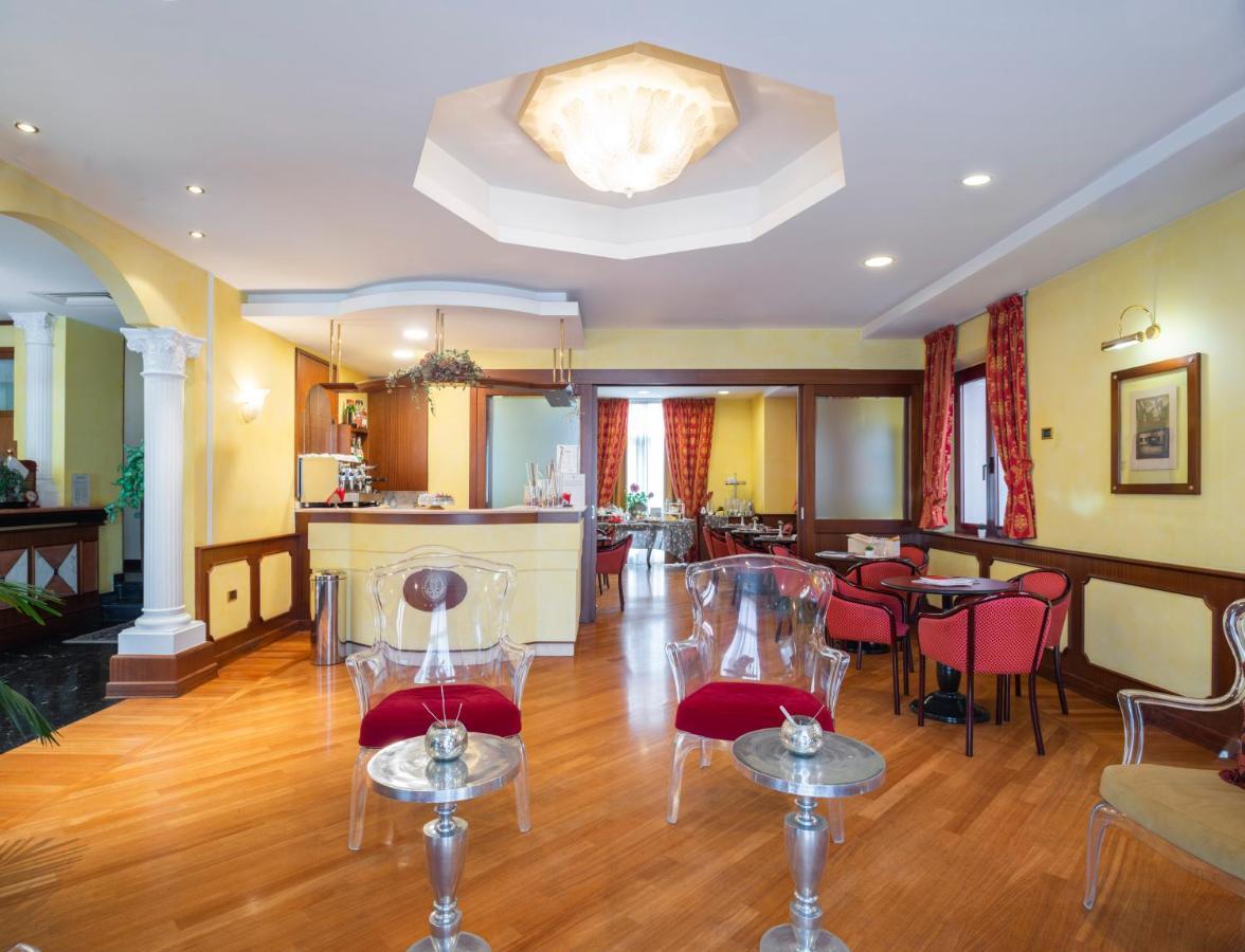 Hotel Regent - In Pieno Centro San Benedetto del Tronto Kültér fotó